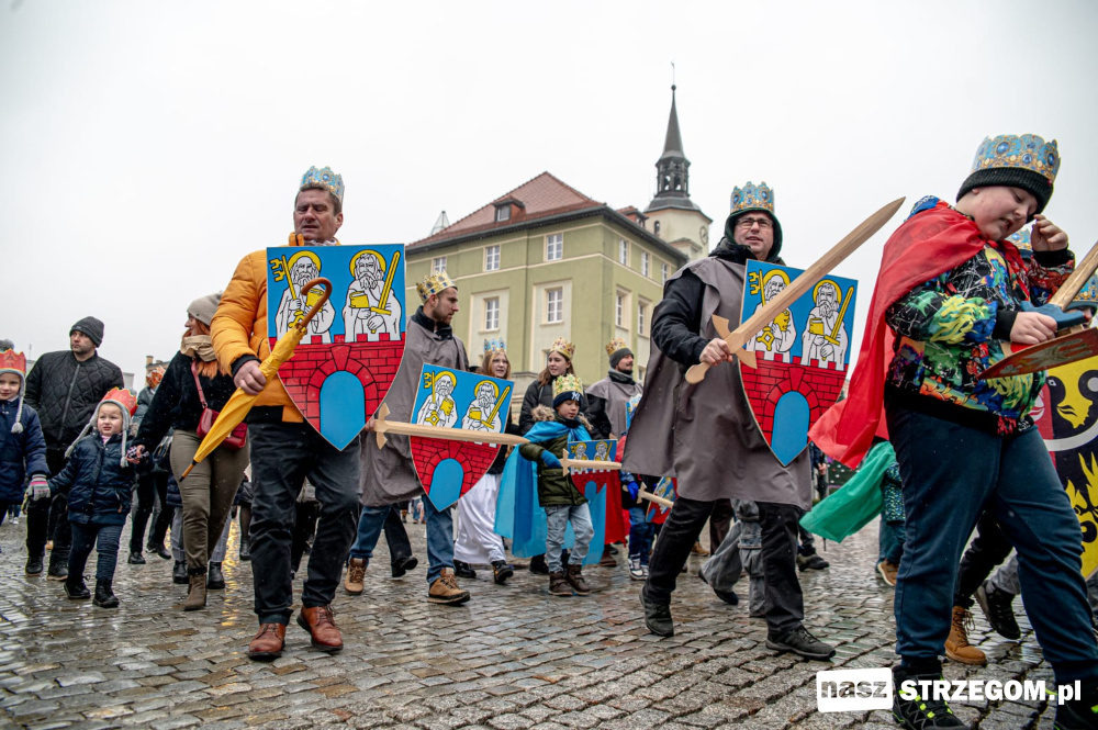 Orszak Trzech Króli przeszedł ulicami Strzegomia i zakończył się koncertem kolęd [FOTO] 
